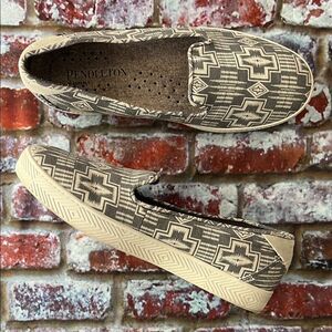 Pendleton Women's Beige and Brown Aztec Slip-On Flats